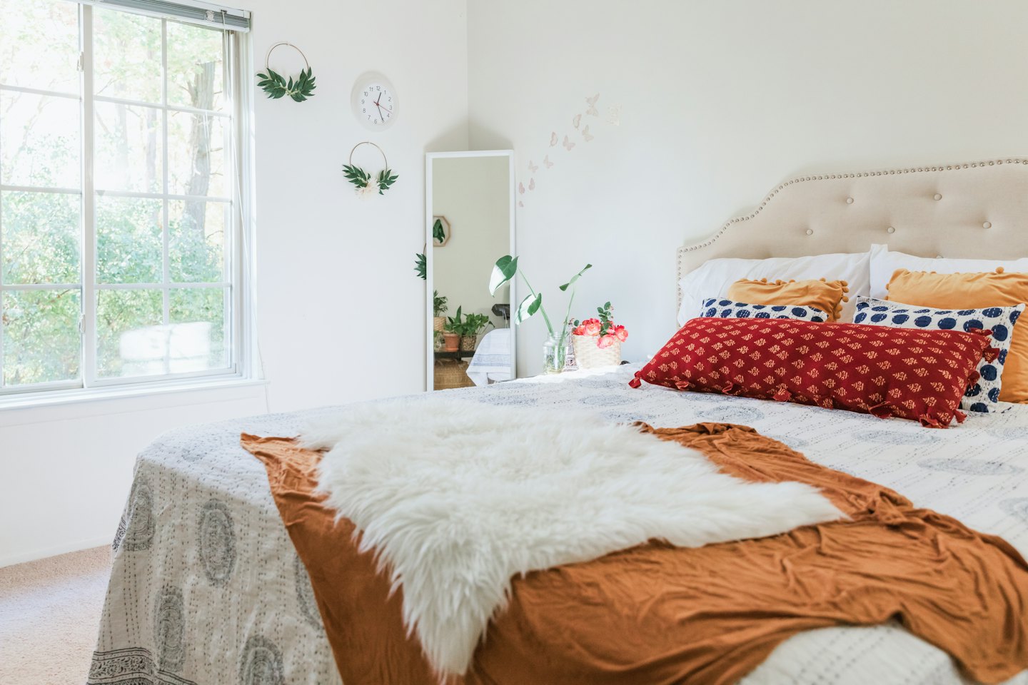 Chambre avec un lit bien fait et lumière naturelle.